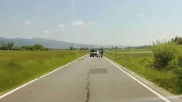 Szokująca sytuacja na drodze pod Tatrami. Kierowca zaatakował rowerzystów