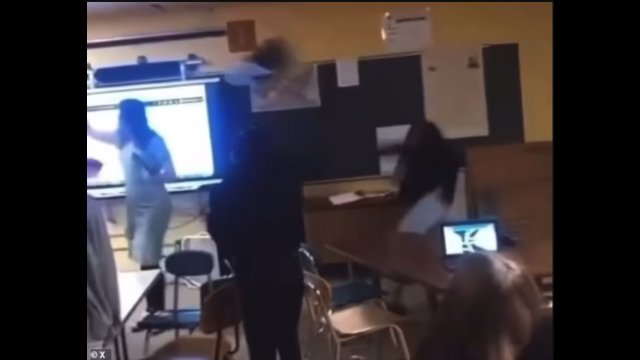 Nauczycielka została znokautowana. Uczennica rzuciła w nią KRZESŁEM! [WIDEO]