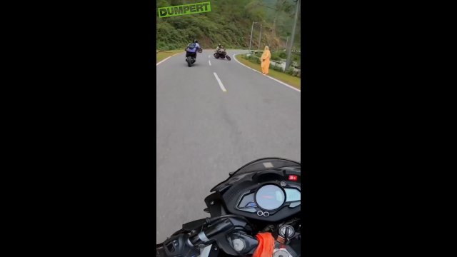Motocyklista chciał zawrócić na środku drogi. Zapomniał, że tuż za nim jedzie jego kolega