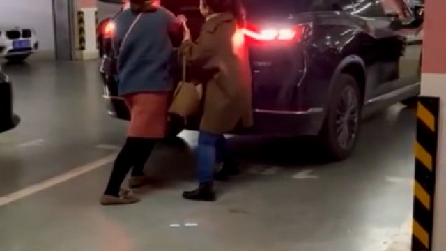 Kobiety próbują zablokować miejsce parkingowe własnym autem