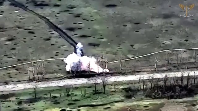 Rosyjski BMP wybucha po najechaniu na minę przeciwpancerną