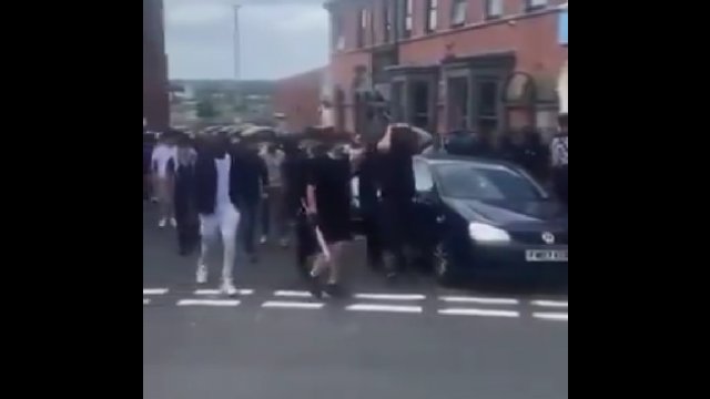 Islamskie uzbrojone gangi atakują protestujących na ulicach miast [WIDEO]