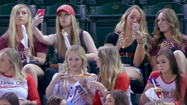 Typowe instagramowe dziewczyny podczas meczu baseballu