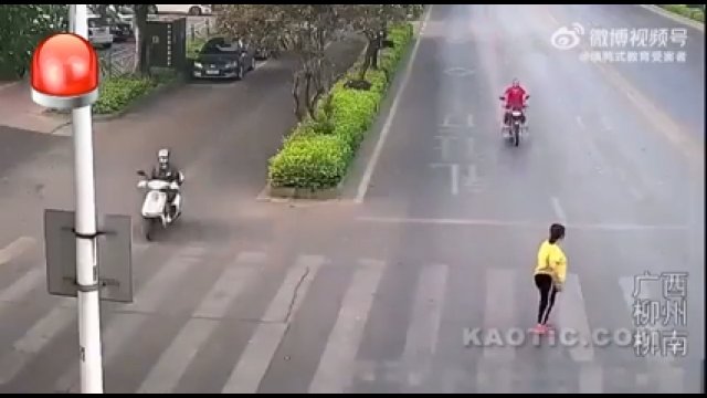 Motocyklista uderzył prosto w kobietę będącą na przejściu dla pieszych