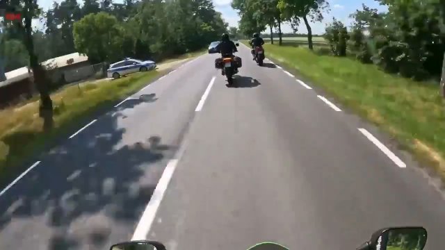 Motocyklista wyprzedzał na jednym kole na oczach policjantów [WIDEO]