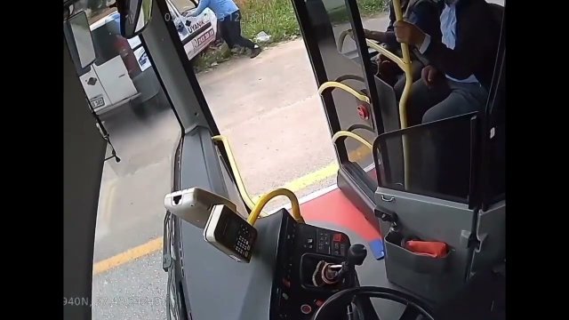 Kierowca autobusu wskakuje przez okno do jadącego bez kierowcy samochodu i zatrzymuje go.