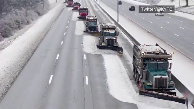 Zespół pługów śnieżnych oczyszczający lód z autostrady międzystanowej Kentucky