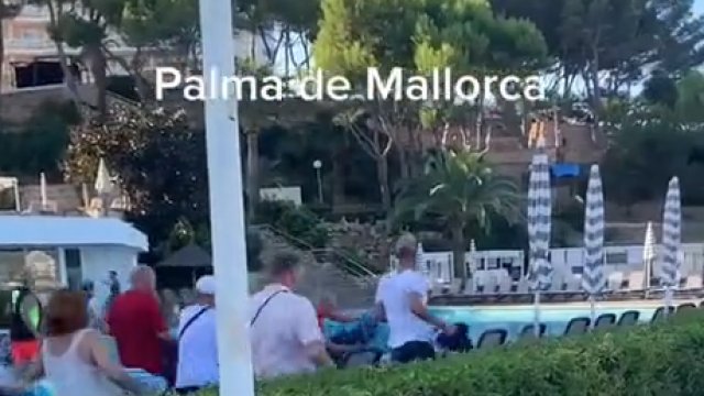 Brytyjscy turyści walczą o leżaki na Majorce