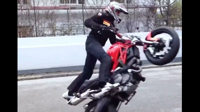 Facet ośmieszył się podczas pokazu swoich umiejętności jazdy na motocyklu