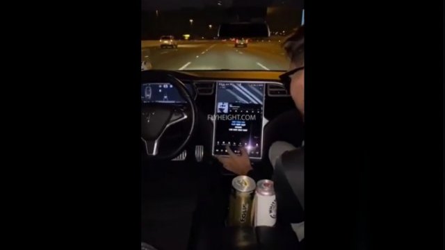 Tesla jachała na autopilocie, podczas gdy pasażerowie pili alkohol i śpiewali [WIDEO]