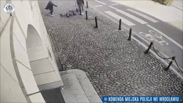 Brutalny atak we Wrocławiu. Chuligan bez powodu kopnął starszą kobietę