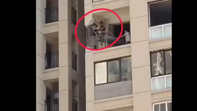 Jakiś koleś podczas remontu balkonu demoluje narożnik budynku