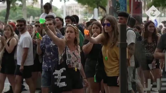 Mieszkańcy Barcelony nie chcą u siebie turystów, dlatego polewają ich wodą z pistoletów