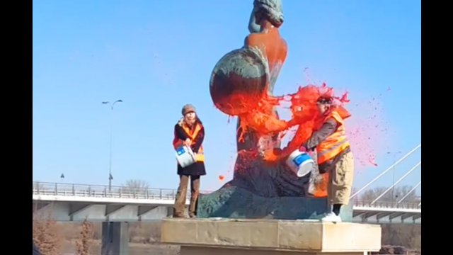 Dwie aktywistki oblały farbą Warszawską Syrenkę!  [WIDEO]