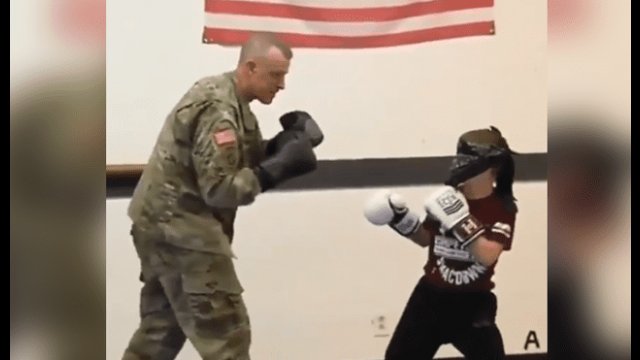 Żołnierz wrócił z misji, zaskoczył swojego syna w czasie treningu [WIDEO]