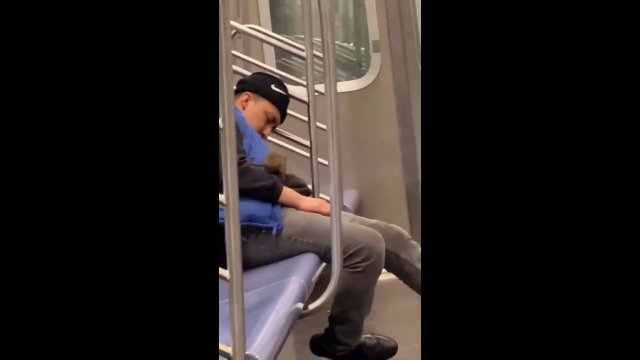 Szczur w metrze wlazł na śpiącego pasażera