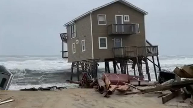 Dom na palach w Północnej Karolinie został wciągnięty przez ocean