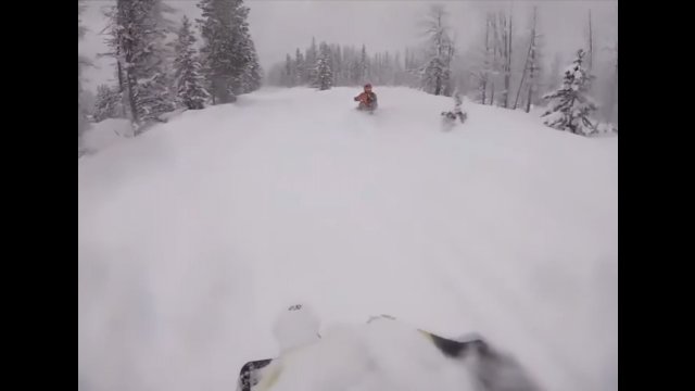 Zanurz się w pięknie jazdy skuterem śnieżnym(dosłownie)