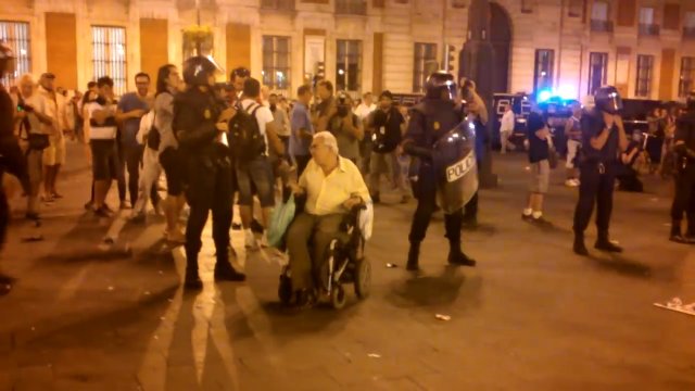 Dziadek na wózku inwalidzki trolluje policję [WIDEO]