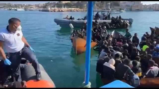 Moment zabierania "rozbitków" na środku morza... w porcie w Tunezji [WIDEO]