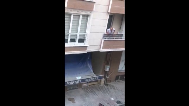 Mężczyzna wypadł z balkonu podczas kłótni z dziewczyną
