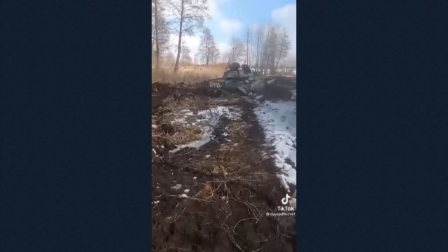 4 rosyjskie czołgi ugrzęzły w błocie