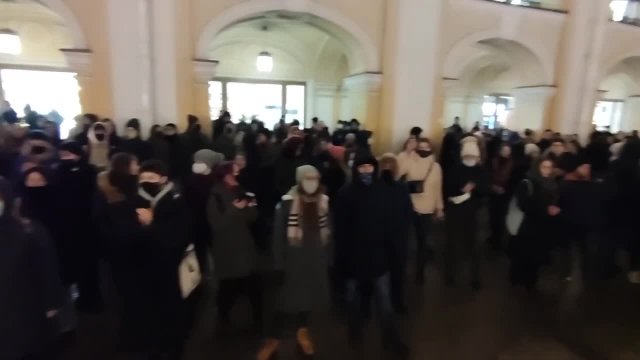 W Sankt Petersburgu odbywa się wiec antywojenny, ludzie zatrzymani