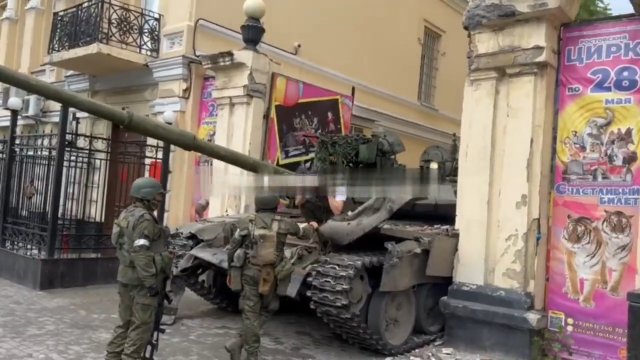 Rosyjski czołg utknął w bramie budynku rostowskiego cyrku