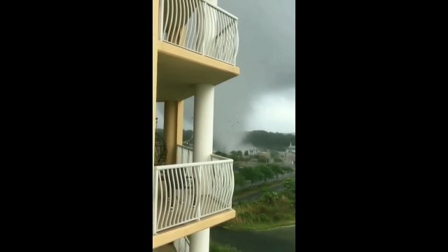 Facet nagrał ze swojego balkonu formujące się tornado, które wydawało się być tuż obok