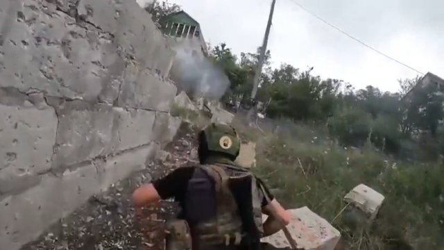 POV: Ukraińska jednostka atakująca grupę Rosjan po drugiej stronie rzeki