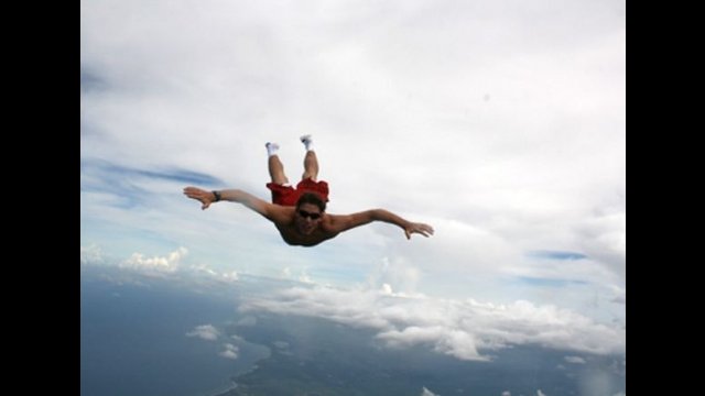 Ten gość nie wie co to strach. Wyskoczył z samolotu bez spadochronu! [WIDEO]