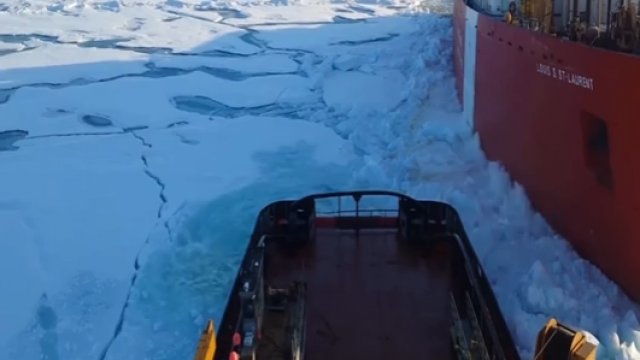 Lodołamacz ratuje zablokowany statek