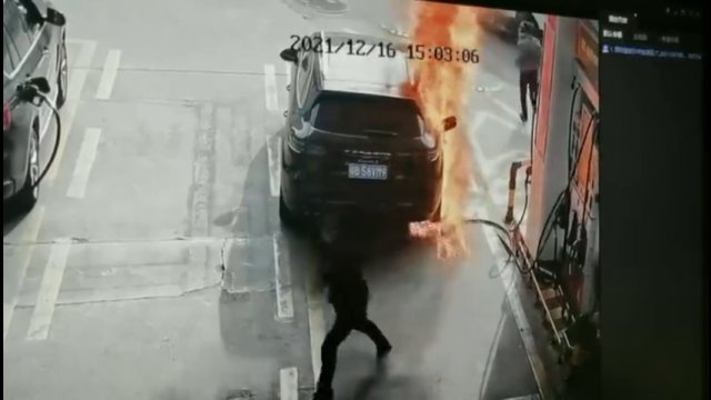 Szaleniec podpalił Porsche Cayenne z kobietą w środku podczas tankowania benzyny [WIDEO]