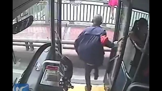 Kierowca autobusu uratował życie kobiecie usiłującej skoczyć z mostu [WIDEO]