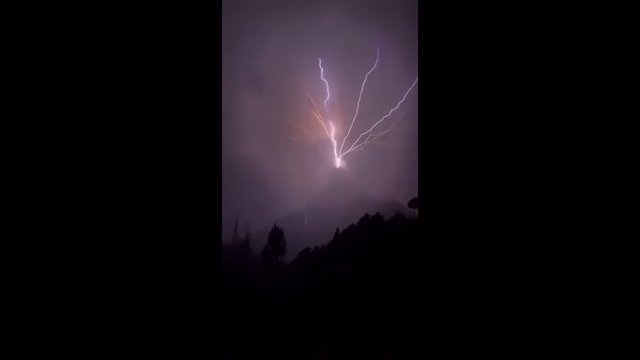 Niesamowite wideo. Nagle nad wulkanem pojawiło się mnóstwo piorunów