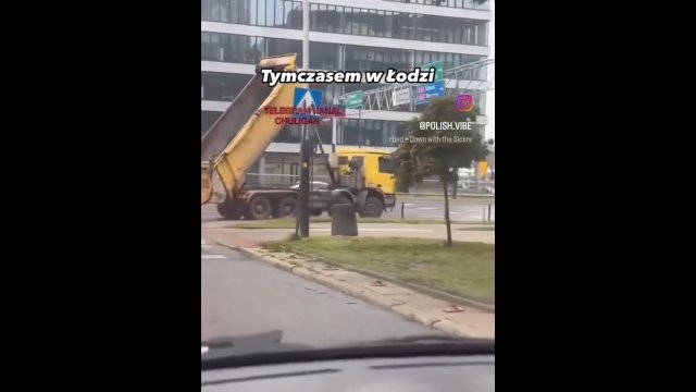 Zapomniał zamknąć wywrotkę! Uderzył w bramownicę w samym centrum Łodzi [WIDEO]