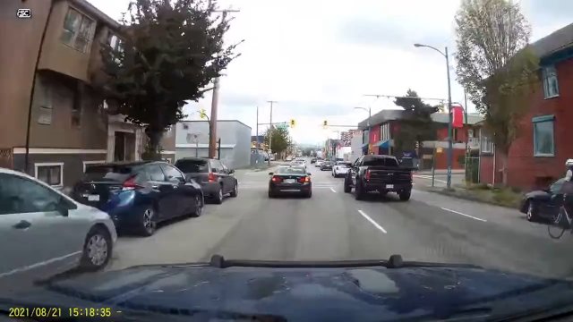Rzadka scena: kierowca BMW używa kierunkowskazu