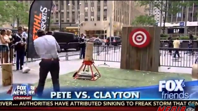 Host Fail: Fox News Gospodarz rzuca siekierą i przypadkowo uderza perkusistę!