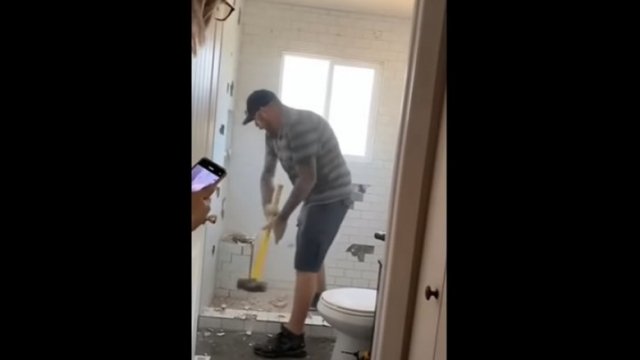 Nie dostał zapłaty, więc zniszczył łazienkę. Klientka wszystko nagrała