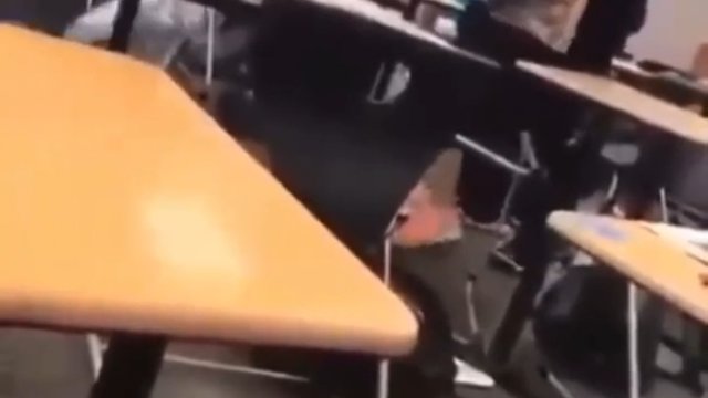 Uczeń uderza nauczyciela krzesłem w głowę