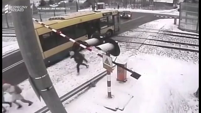 Autobus utknął na przejeździe kolejowym. Pasażerowie uciekali w popłochu! [WIDEO]