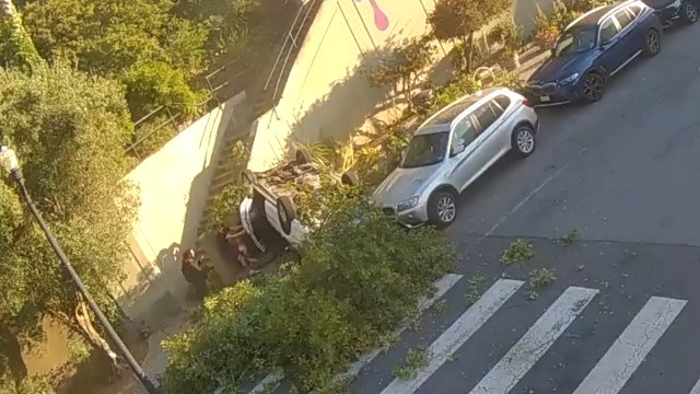 Kierowca myślał, że za chwile zginie. Rozpędzony samochód spadł ze stromego wzgórza
