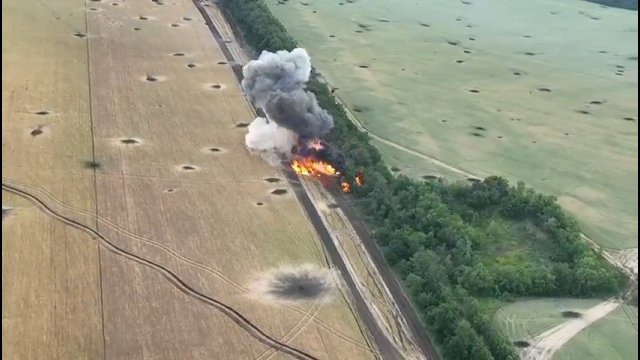 Zniszczenie rosyjskiego czołgu w pobliżu rafinerii w Łysyczańsku przez siły ukraińskie
