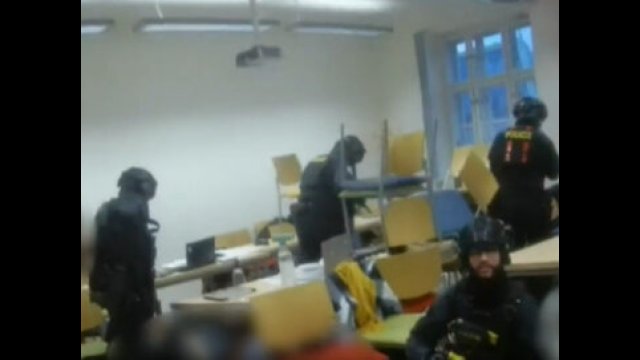 Wstrząsające nagranie z akcji policji w czasie strzelaniny w Pradze!