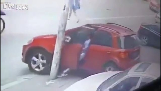 Auć! Kobieta złamała nogę podczas parkowania samochodu.