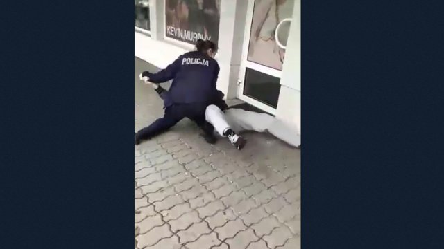Dzielna policjantka zatrzymuje "bandytę" który nie miał maseczki