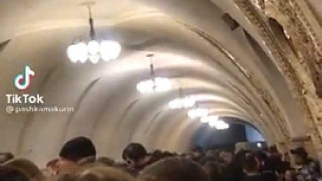 Setki ludzi chroni się w schronach Kijów godzina 6:26