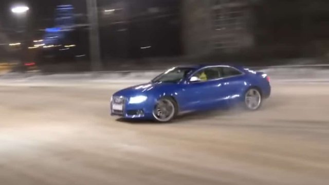 To miał być finezyjny drift na śniegu: straty po popisach kierowcy Audi S5 idą w tysiące