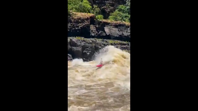 Niezwykły spływ kajakiem na rzece Zambezi z dużą dawką adrenaliny [WIDEO]