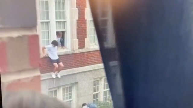 Strzelanina na uczelni w Karolinie Północnej. Uczniowie próbowali uciec przez okna [WIDEO]